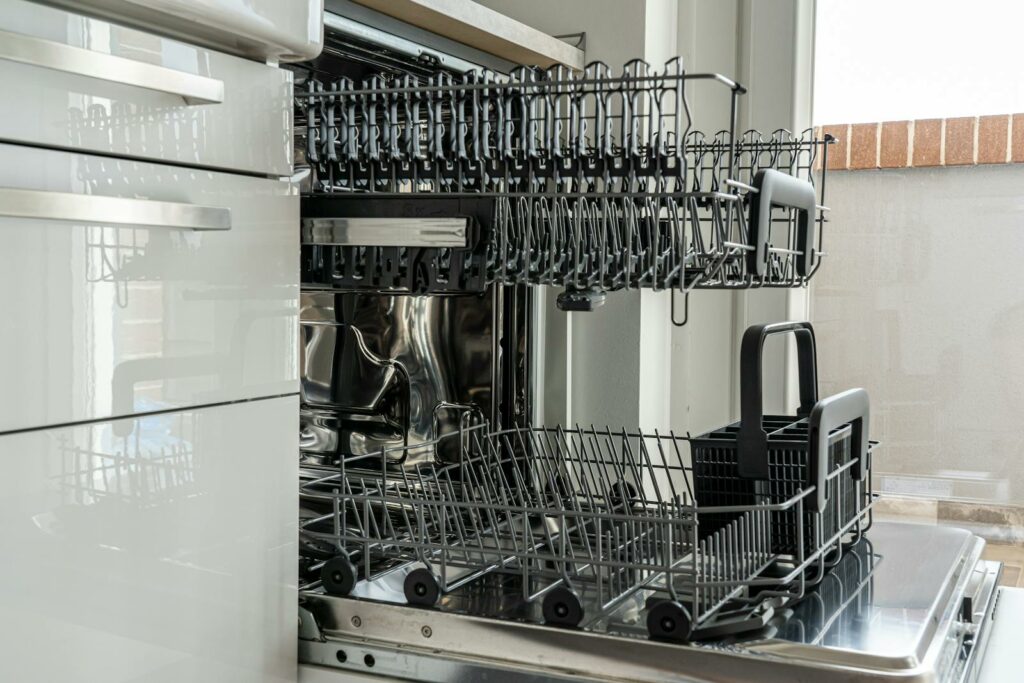 Empty Rack of Dishwasher, Geschirrspüler, Geschirrspülmaschine, Spülmaschine, Minigeschirrspülmaschine, Minispülmaschine